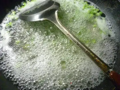 Make Garlic green bean fried meat step 1