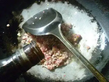 Make Garlic green bean fried meat step 4