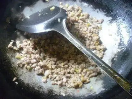 Make Garlic green bean fried meat step 6