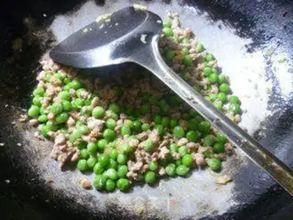 Make Garlic green bean fried meat step 7
