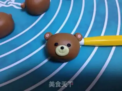 Make Rolling Sugar Bear Cupcake step 1