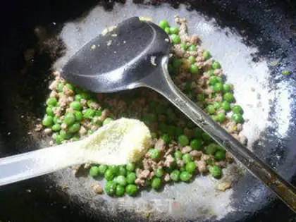 Make Garlic green bean fried meat step 9