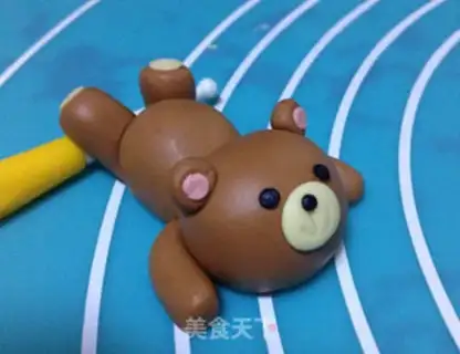 Make Rolling Sugar Bear Cupcake step 5