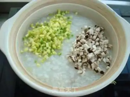 Make Vegetable thin meat congee step 8