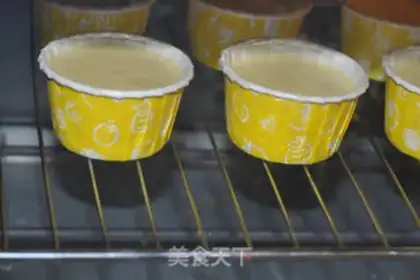Make Rolling Sugar Bear Cupcake step 12