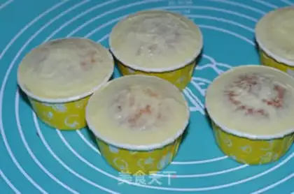 Make Rolling Sugar Bear Cupcake step 13