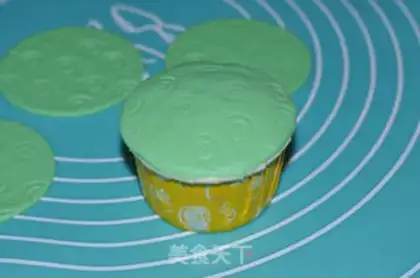 Make Rolling Sugar Bear Cupcake step 16