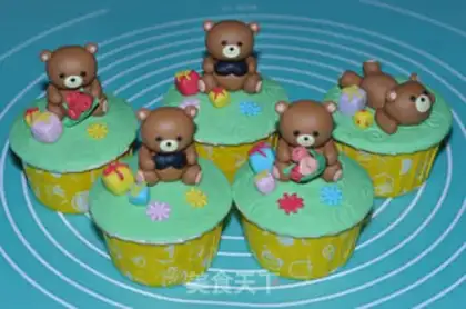 Make Rolling Sugar Bear Cupcake step 17