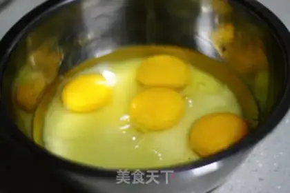 Make A non-oiled paper cup of honey cake step 1