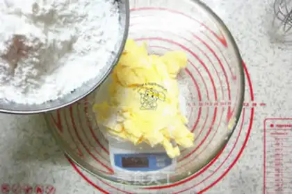 Make Christmas gingerbread house step 1