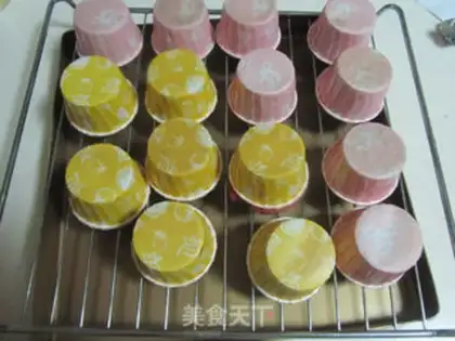 Make Rolling sugar and a cupcake step 10