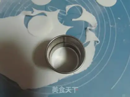 Make Rolling sugar and a cupcake step 11