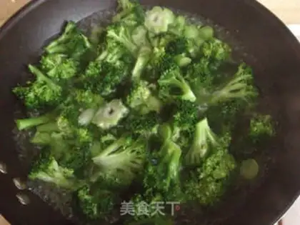 Make Garlic sauce and broccoli step 2