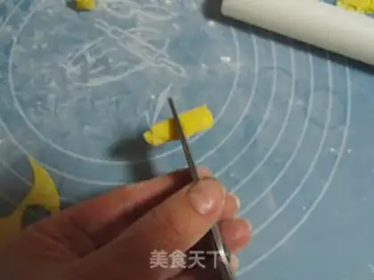 Make Rolling sugar and a cupcake step 16