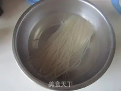 Make Tomato egg and rice powder step 1