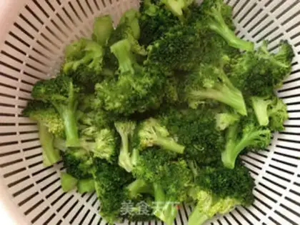 Make Garlic sauce and broccoli step 3