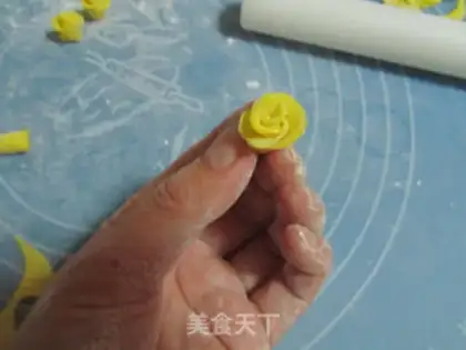 Make Rolling sugar and a cupcake step 17