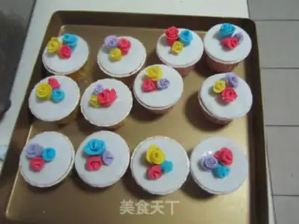 Make Rolling sugar and a cupcake step 18