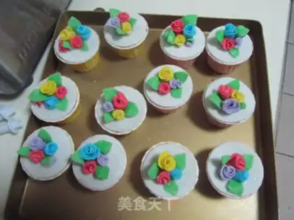 Make Rolling sugar and a cupcake step 20