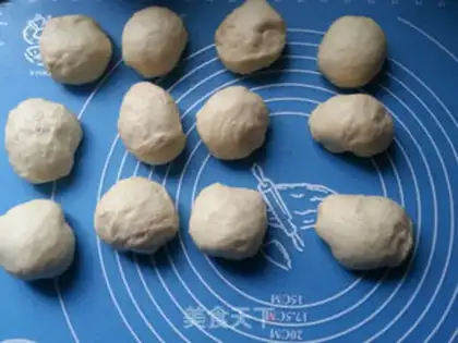 Make Old soft sesame bread step 5