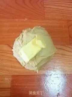 Make Egg crown toast step 1