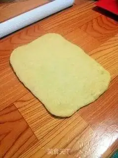 Make Egg crown toast step 5