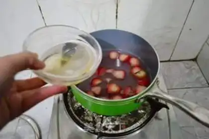 Make Christmas Jell-O Cup step 4