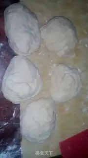 Make Bean-saloon caterpillar bread step 2