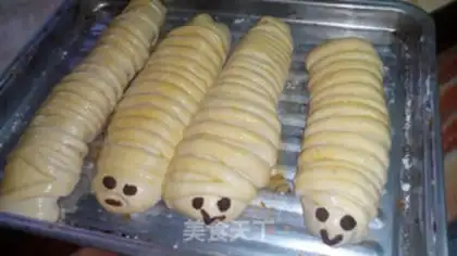 Make Bean-saloon caterpillar bread step 5
