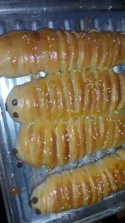 Make Bean-saloon caterpillar bread step 6