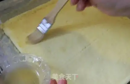 Make Cake rolls of fresh fruit step 7