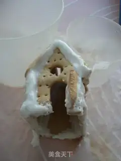 Make Christmas gingerbread house step 11