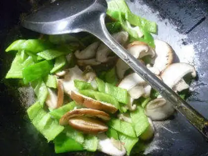 Make Snowbread peppers and fried mushrooms step 4