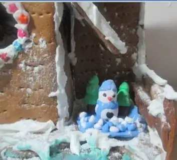 Make Christmas gingerbread house step 15