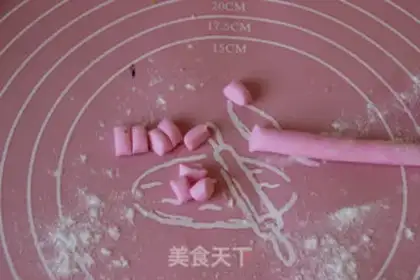 Make Lacey rolls sugar cake step 17