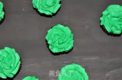 Make Christmas Ring Cake step 11