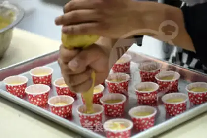 Make Heavy-oil cupcakes step 5