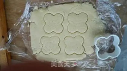 Make A flower of pretzels step 7