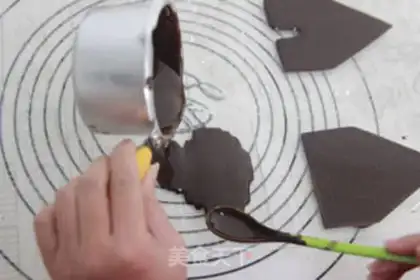 Make Christmas chocolate house step 0