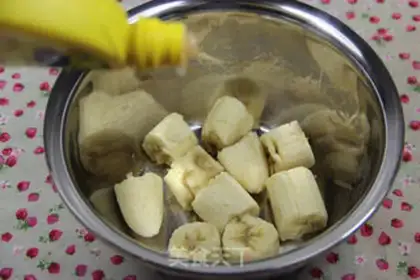 Make Banana cranberry chili cake step 1