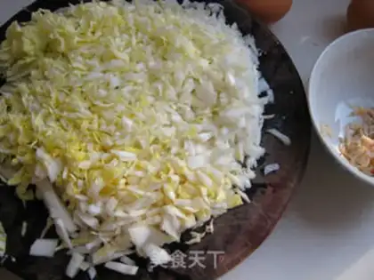 Make Shrimp-covered eggs step 1