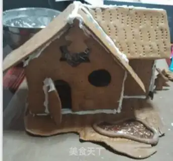 Make Christmas gingerbread house step 11