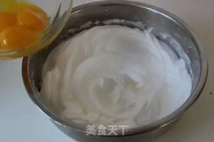 Make Lacey rolls sugar cake step 1