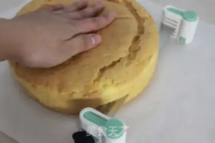 Make Christmas strawberry naked cake step 0
