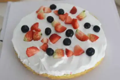 Make Christmas strawberry naked cake step 5