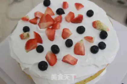 Make Christmas strawberry naked cake step 6