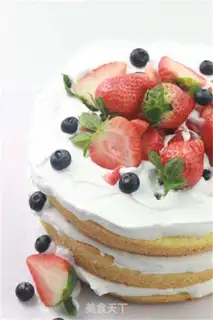 Make Christmas strawberry naked cake step 8