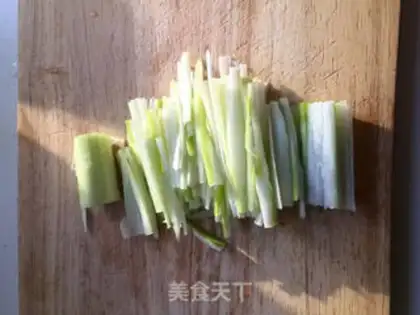 Make Shrimp skin with onions step 2