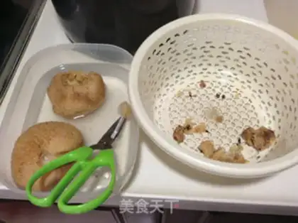 Make Monkey mushrooms, red date soup step 2
