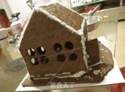 Make Christmas gingerbread house step 9